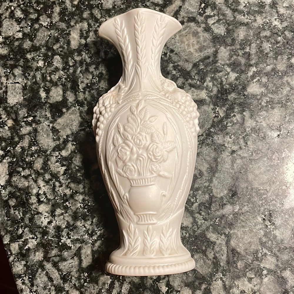 Vintage British Heritage Collection White
Porcelain Vase‎ by Portmeirion England